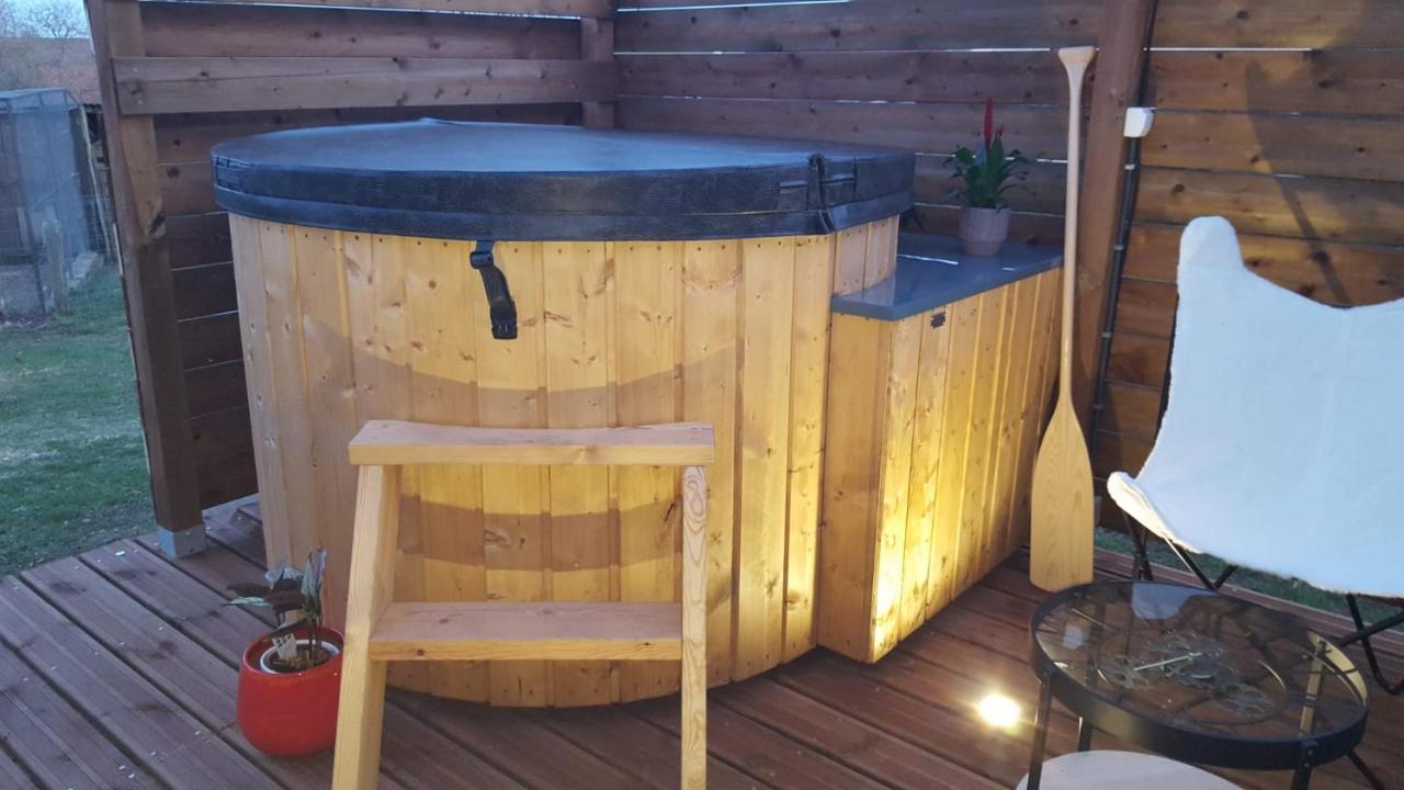 La Roulotte Des Amish & Bain Nordique A Remous Jacuzzi Vendégház Mattexey Kültér fotó